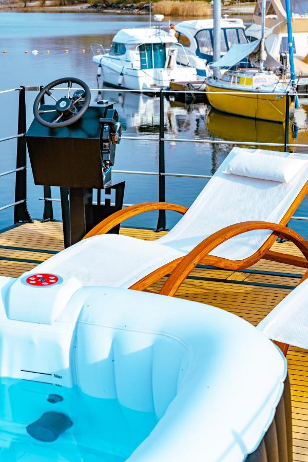 Floating Experience Lago Maggiore - Black Pearl Дормеллетто Экстерьер фото